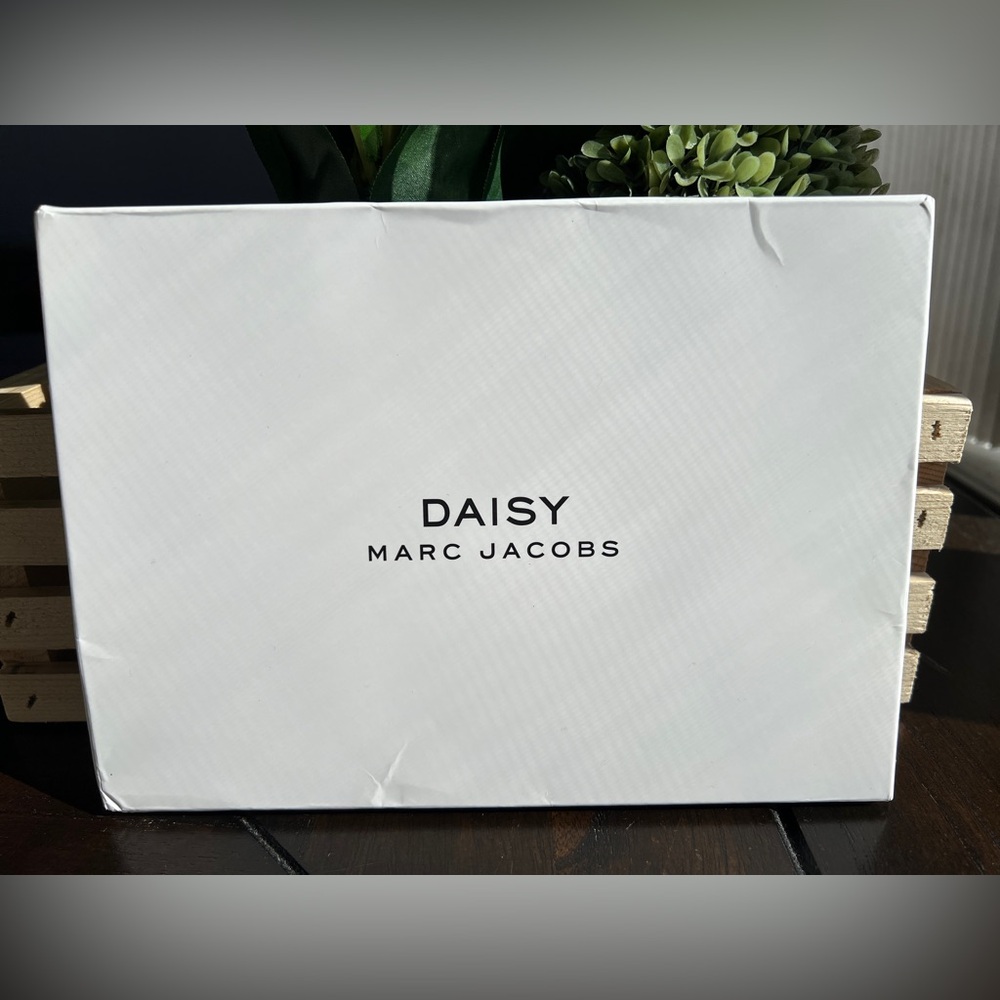 Daisy by Marc Jacobs Black/Gold Pouch - Picture 2 of 9